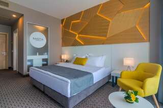 Отель Nyota Hotel & Conference Center Мамая Улучшенный двухместный номер с 1 кроватью или 2 отдельными кроватями, вид на озеро-1