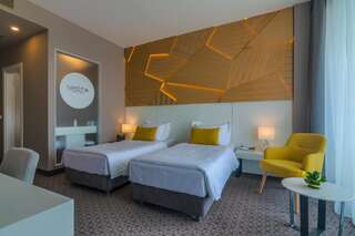 Отель Nyota Hotel & Conference Center Мамая Улучшенный двухместный номер с 1 кроватью или 2 отдельными кроватями, вид на озеро-2
