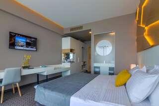 Отель Nyota Hotel & Conference Center Мамая Улучшенный двухместный номер с 1 кроватью или 2 отдельными кроватями, вид на озеро-10